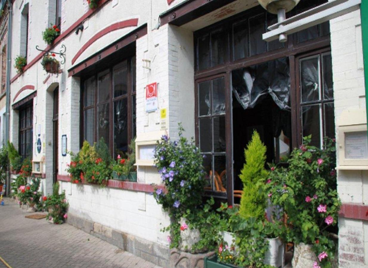 Logis Hotel Et Restaurant Du Dauphin Се Экстерьер фото