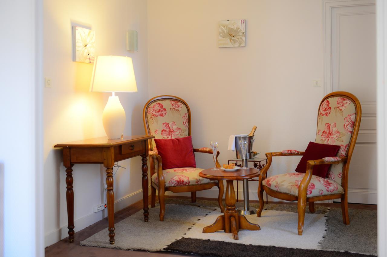 Logis Hotel Et Restaurant Du Dauphin Се Экстерьер фото