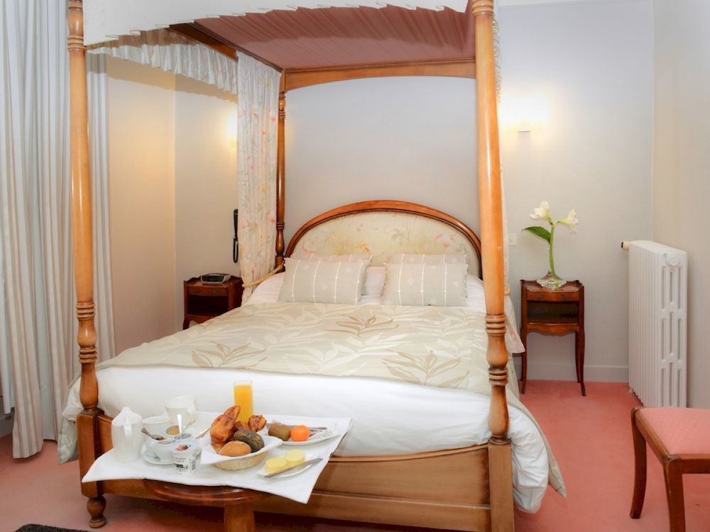 Logis Hotel Et Restaurant Du Dauphin Се Экстерьер фото