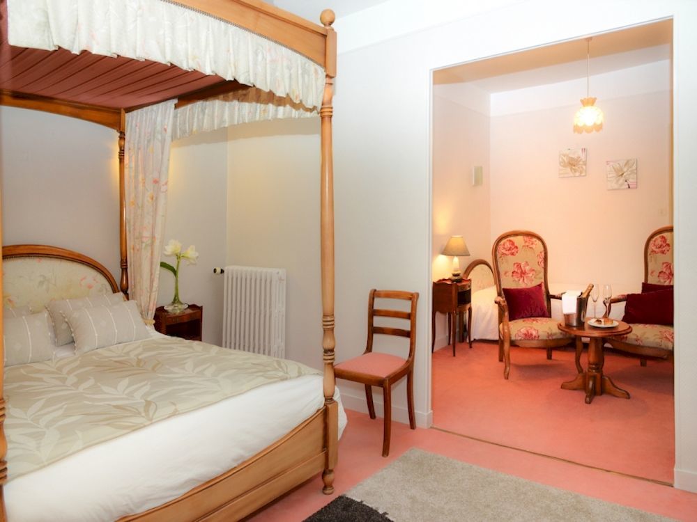 Logis Hotel Et Restaurant Du Dauphin Се Экстерьер фото