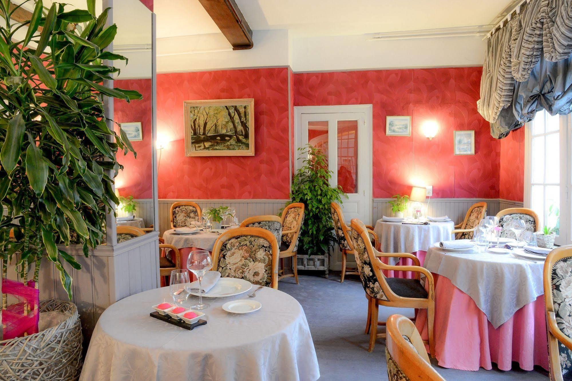 Logis Hotel Et Restaurant Du Dauphin Се Экстерьер фото
