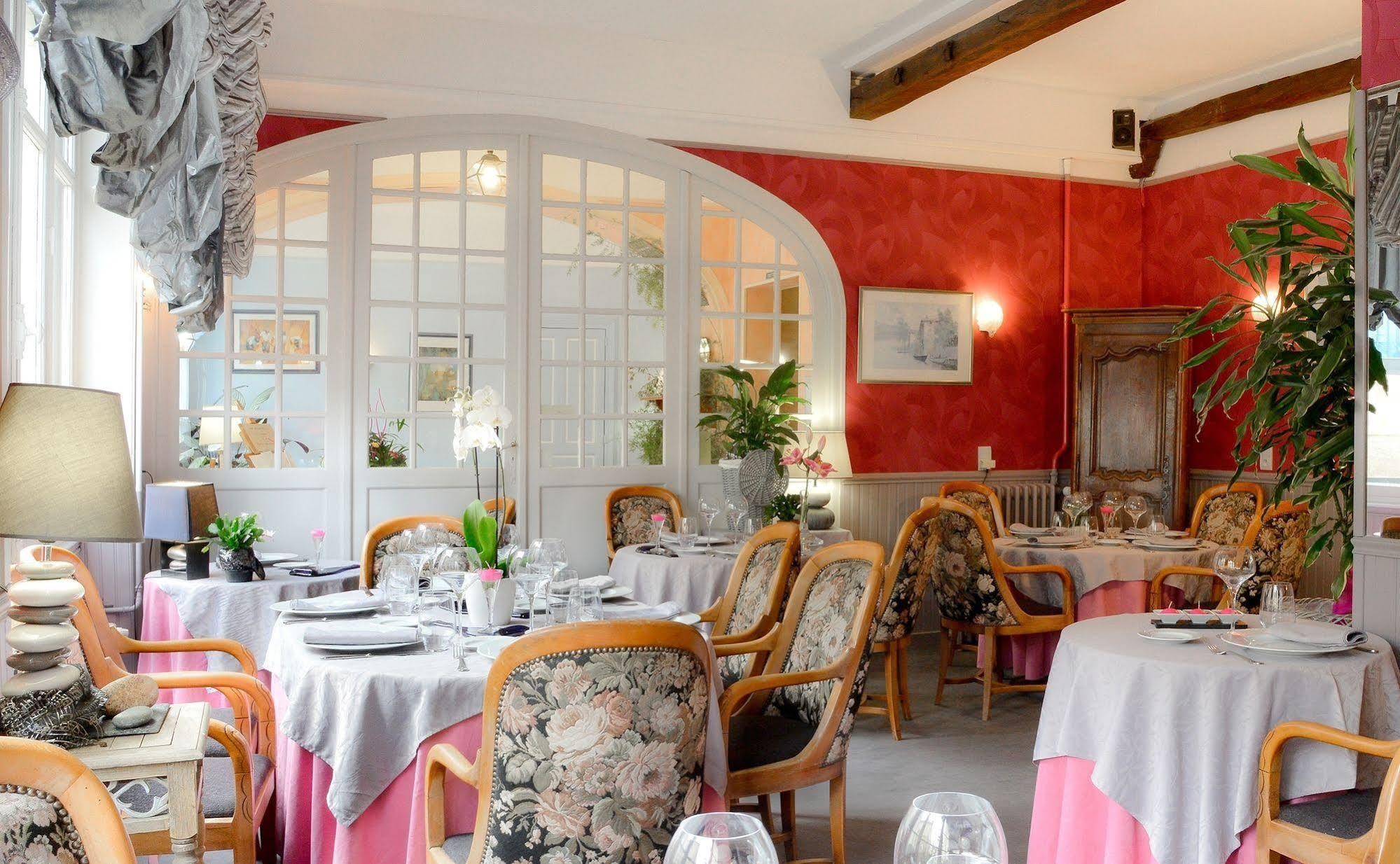 Logis Hotel Et Restaurant Du Dauphin Се Экстерьер фото