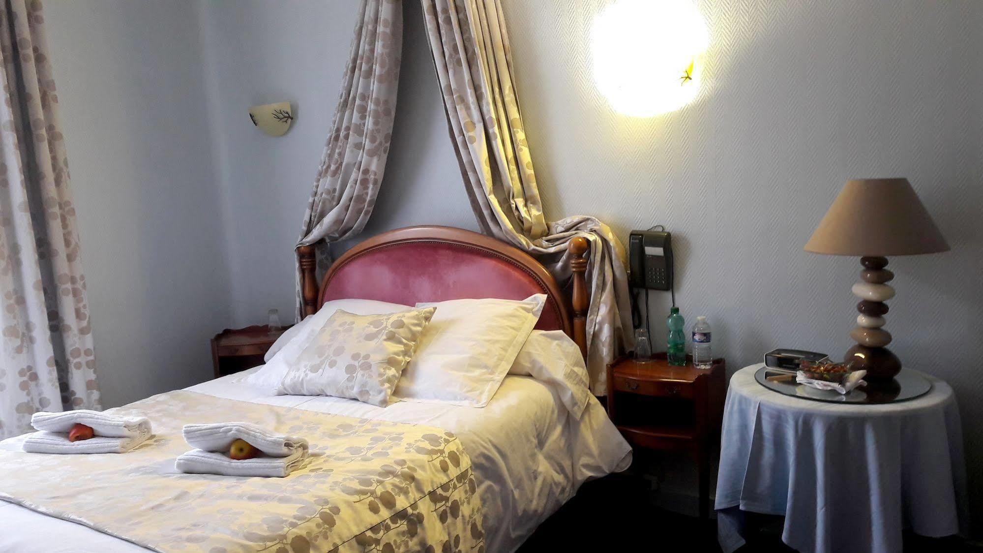 Logis Hotel Et Restaurant Du Dauphin Се Экстерьер фото