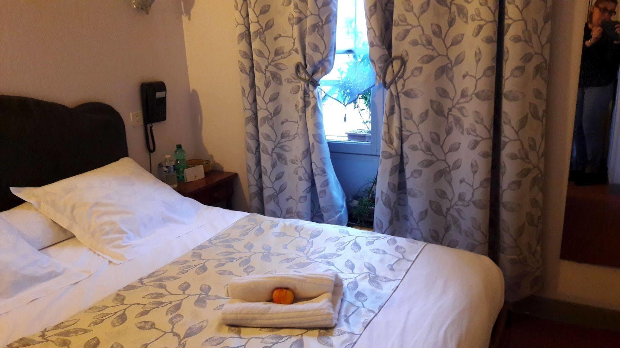 Logis Hotel Et Restaurant Du Dauphin Се Экстерьер фото