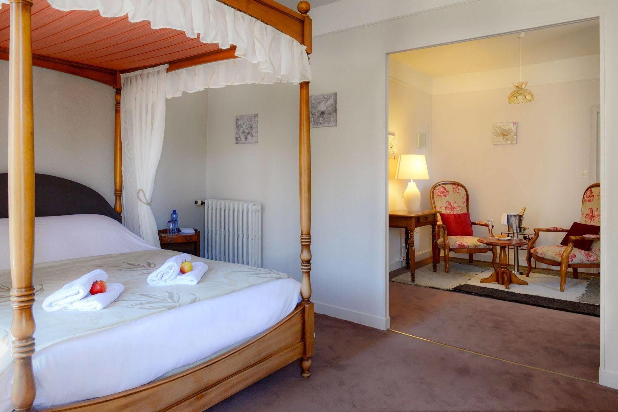 Logis Hotel Et Restaurant Du Dauphin Се Экстерьер фото